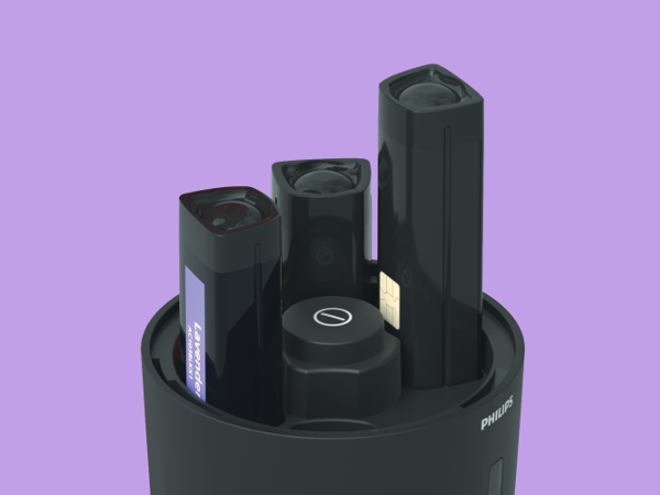 ผู้หญิงกำลังเพลิดเพลินกับความสบายของหูฟัง Philips Fidelio กลางแจ้ง