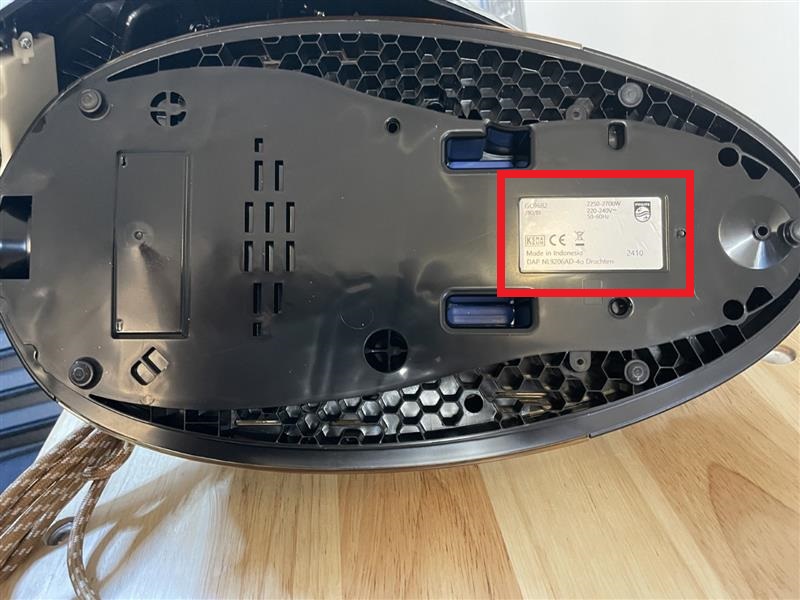 แผ่นพ่นไอน้ำที่แสดงหมายเลขรุ่นผลิตภัณฑ์และหมายเลขรหัส