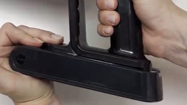 ภาพขนาดย่อสำหรับวิดีโอของการถอดแพคแบตเตอรี่เก่าออกใส่ในถุงพลาสติก