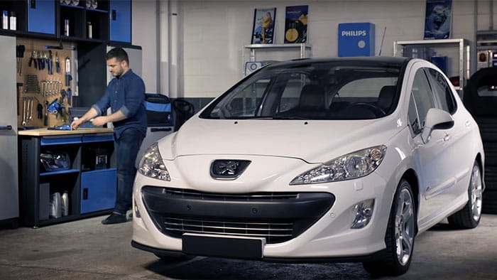 วิธีการเปลี่ยนหลอดไฟหน้า Peugeot 308 ของคุณ